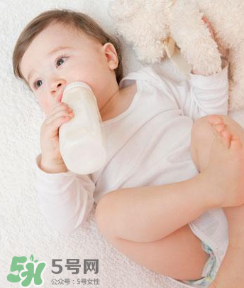 嬰兒吐奶和嘔吐的區(qū)別？怎么判斷嬰兒是吐奶還是嘔吐？