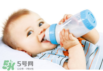 嬰兒吐奶和奶粉有關(guān)系嗎？嬰兒吐奶需要換奶粉嗎？