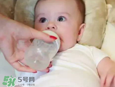 嬰兒吐奶有黃水怎么辦？嬰兒吐奶會吐黃水嗎？