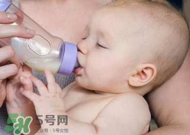 嬰兒吐奶有黃水怎么辦？嬰兒吐奶會吐黃水嗎？