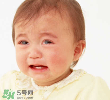 寶寶吐奶和哭有關(guān)系嗎？寶寶哭會引起吐奶嗎？