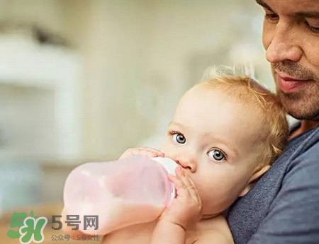 嬰兒吐奶和溢奶的區(qū)別 嬰兒溢奶和吐奶有何不同？