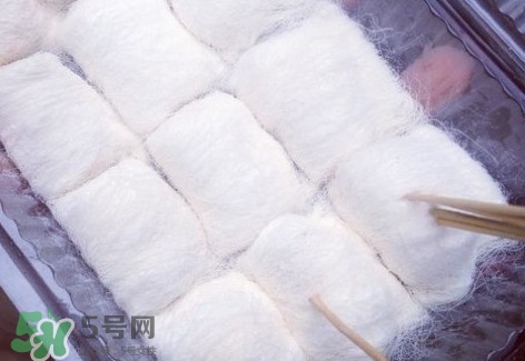 龍須糖是什么做的？龍須糖上面一層粉是什么粉
