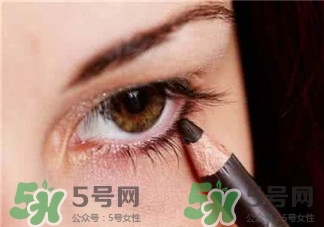 畫(huà)眼線怎樣不暈染?畫(huà)眼線的方法