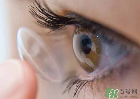 隱形眼鏡干了怎么辦？隱形眼鏡可以用礦泉水泡嗎