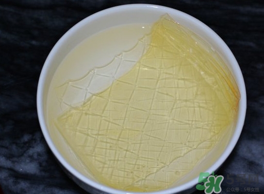 吉利丁片是什么？吉利丁片怎么做布?。?></p><p>準備好250ml的果汁，盒裝的現(xiàn)榨的都可以，也可以放些果肉，（今天家里材料不全，我用的是橙味的美年達給大家做示范）</p><p>把泡軟的吉利丁瀝干水，放在碗里隔水加熱到融化，融化成水狀就好了，不要煮沸會影響吉利丁凝固。</p><p>把融化的吉利丁慢慢倒進果汁里邊倒邊快速攪拌</p><p>把攪拌好的果汁放進冰箱冷藏2-3個小時，美味的布丁就好了。</p><h3>營養(yǎng)價值</h3><p>組成明膠的蛋白質(zhì)中含有18種氨基酸，其中7種為人體所必需。除16%以下的水分和無機鹽外，明膠中蛋白質(zhì)的含量占82%以上，是一種理想的蛋白源。</p> </div>
<div align=