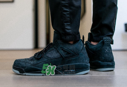 kaws與air jordan 4聯(lián)名黑色版本多少錢？aj4純黑限定發(fā)售價格