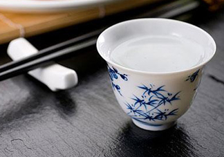 三伏天可以喝白酒嗎？三伏天喝白酒好還是啤酒？