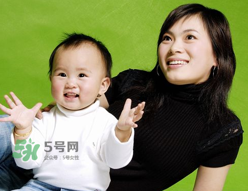 低齡寶寶家庭親子游戲介紹 適合低齡寶寶的親子游戲有哪些？