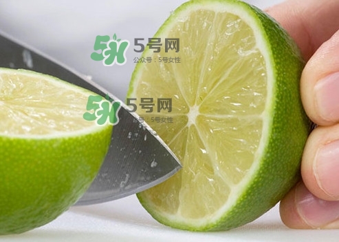 青檸檬泡完水皮怎么變顏色了？青檸檬怎么腌制好