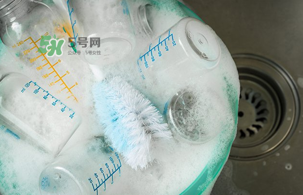 奶瓶刷尼龍的好還是海綿的好？洗奶瓶的正確方法
