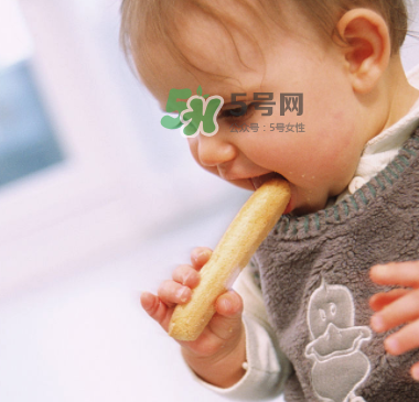 寶寶沒長牙能吃磨牙棒嗎？寶寶沒長牙可以吃磨牙餅干嗎？