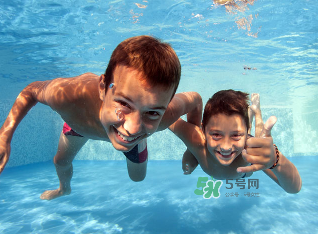 游泳為什么要穿泳衣？為什么游泳要穿泳衣？