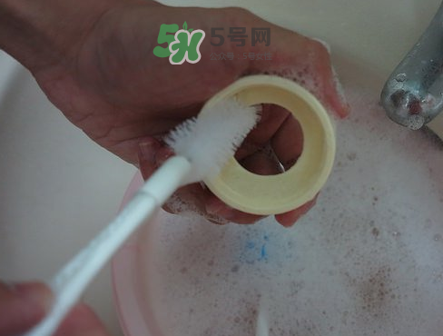 奶瓶刷尼龍的好還是海綿的好？洗奶瓶的正確方法