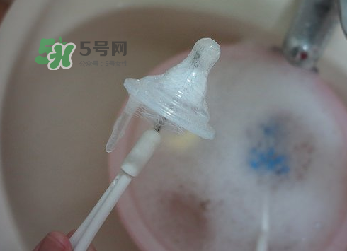 奶瓶刷尼龍的好還是海綿的好？洗奶瓶的正確方法
