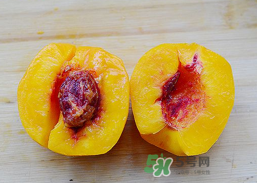 來月經(jīng)可以吃黃桃嗎？大姨媽來了可以吃黃桃嗎？
