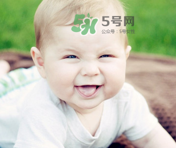 夏天寶寶頭上長紅疙瘩怎么回事？夏天寶寶頭上長東西怎么辦？
