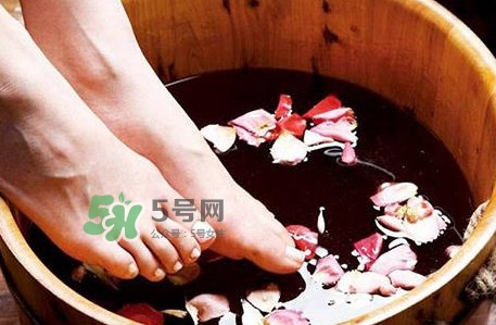 醋泡腳要加水嗎？醋泡腳用熱水還是冷水？