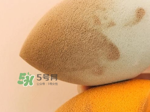 硅膠粉撲和海綿粉撲哪個好？硅膠粉撲和美妝蛋哪個好