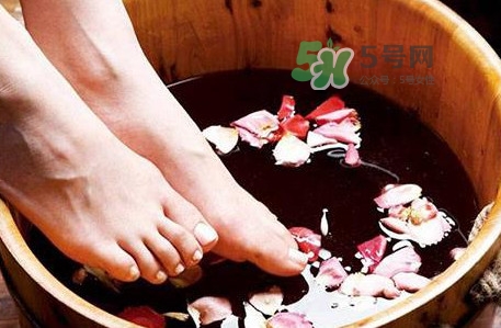 花椒水泡腳能降血壓嗎？泡腳是干花椒好還是鮮花椒好