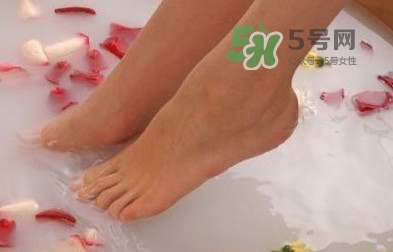 花椒水泡腳能降血壓嗎？泡腳是干花椒好還是鮮花椒好