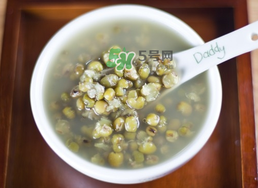 綠豆湯和牛奶能一起吃嗎？喝綠豆湯同時可以喝牛奶嗎？