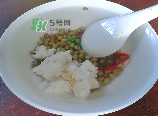 綠豆湯和牛奶能一起吃嗎？喝綠豆湯同時可以喝牛奶嗎？