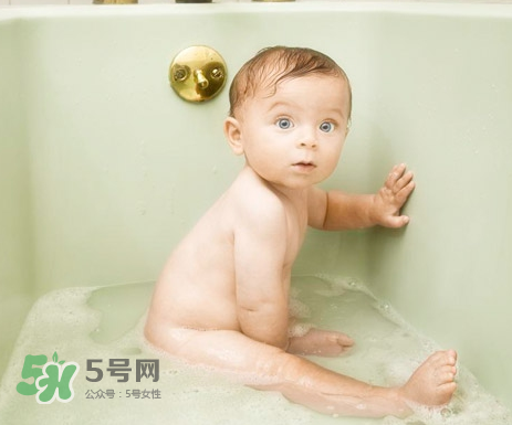 寶寶濕疹可以洗澡嗎？新生兒濕疹可以洗澡嗎？