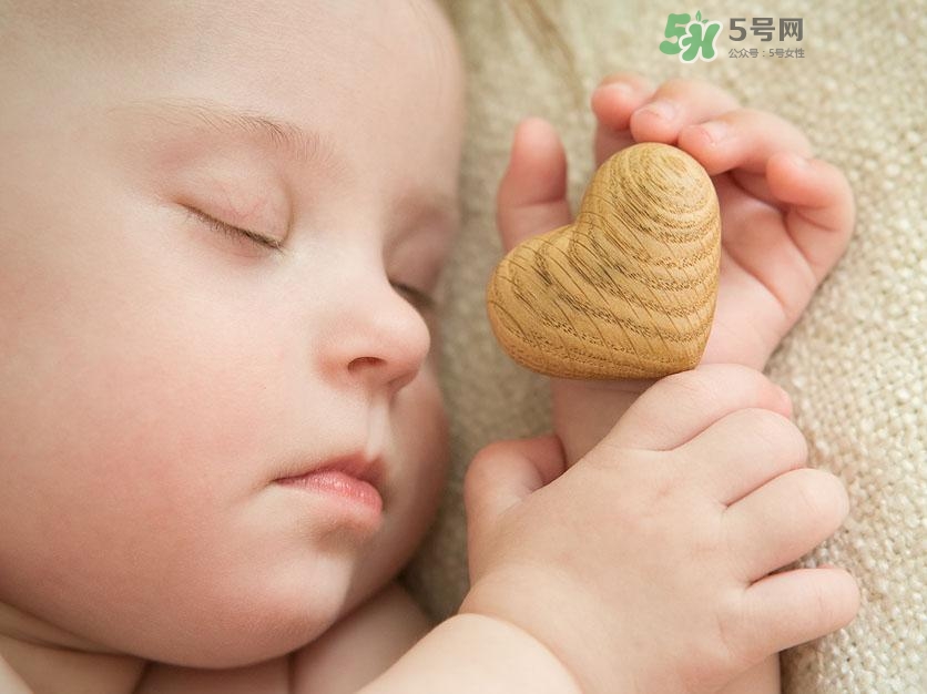 什么時候跟孩子分床睡好？嬰兒跟父母分房睡還是分床睡？