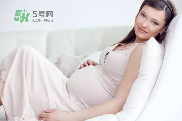 孕期肚皮癢是怎么回事？妊娠紋癢怎么辦？