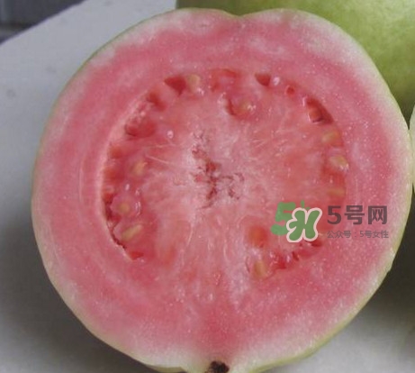 芭樂中間的籽可以吃嗎？芭樂榨汁籽要去嗎