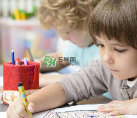 暑假孩子不寫作業(yè)怎么辦？暑假不想寫作業(yè)怎么教育？