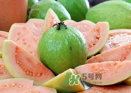 芭樂中間的籽可以吃嗎？芭樂榨汁籽要去嗎