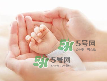 坐月子要穿內(nèi)衣嗎？坐月子不穿內(nèi)衣胸會下垂嗎？