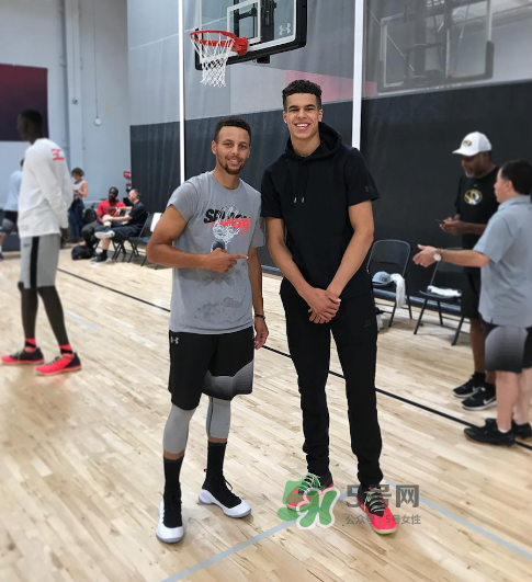 under armour curry4黑白配色什么時候發(fā)售？庫里第四代戰(zhàn)靴發(fā)售日期
