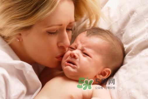 新手爸媽必看，七天教小嬰兒戒夜奶一覺到天亮