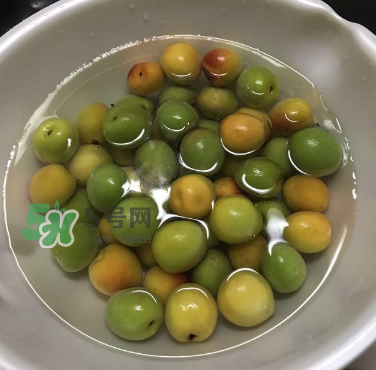 自制青梅酒的做法 青梅酒泡多久可以喝？