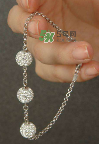 銀手鐲帶哪只手好？銀手鐲女性戴哪只手？