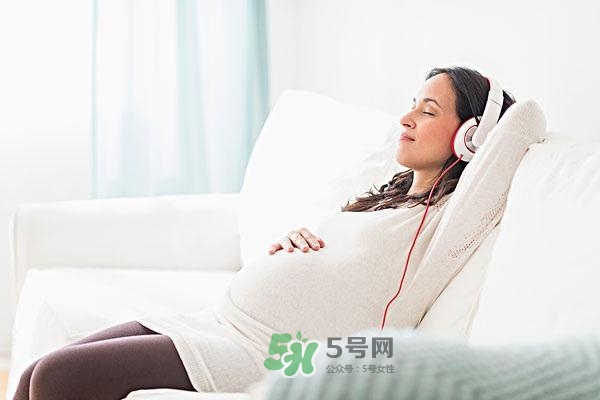 音樂胎教是媽媽聽還是放在肚子上？胎教音樂有哪些？