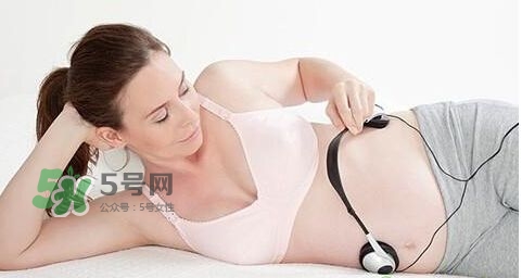 音樂胎教是媽媽聽還是放在肚子上？胎教音樂有哪些？