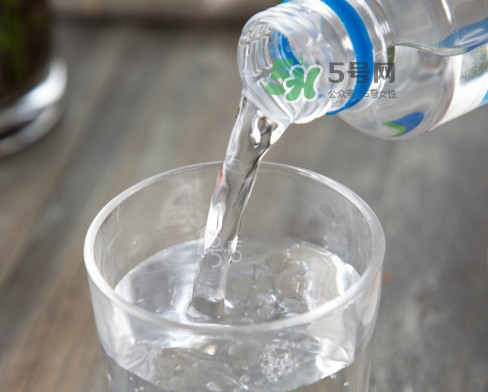 蘇打水可以治痛風嗎？蘇打水可以降尿酸嗎