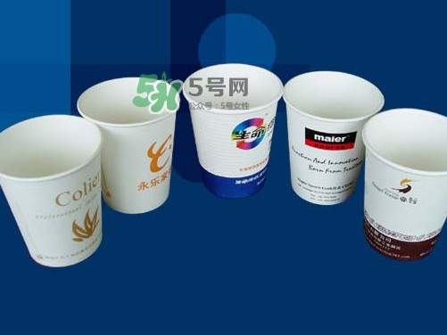 一次性紙杯可以裝開水嗎？能不能用一次性紙杯喝熱水？