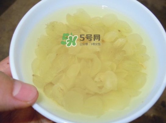 皂角米可以用熱水泡嗎？皂角米用冷水泡好還是熱水泡好