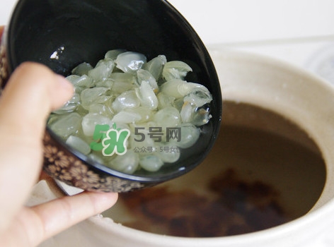 泡皂角米的水要倒掉嗎？泡皂角米的水有什么作用