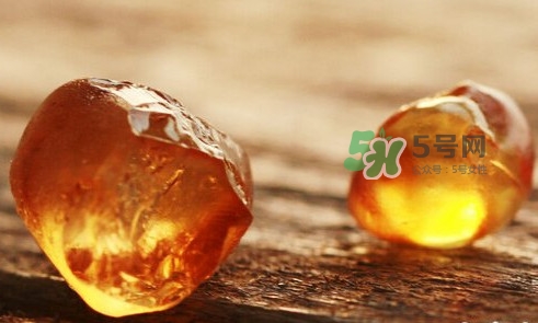 桃膠什么顏色的好？桃膠顏色深色好還是淺色好
