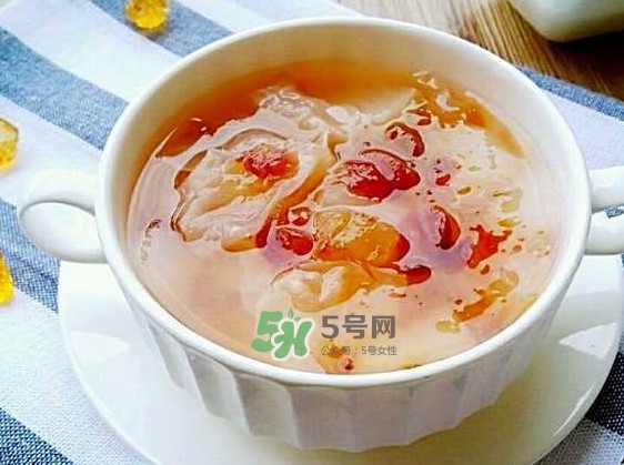 煮桃膠放冰糖還是紅糖？桃膠放鍋里要煮多久能吃