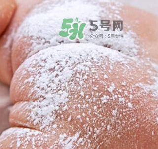 寶寶用爽身粉有危害嗎？爽身粉對寶寶有什么危害？