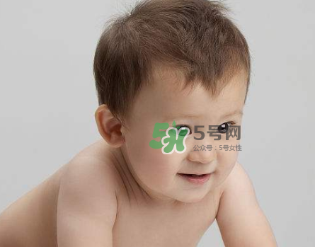 寶寶近視有什么癥狀？寶寶近視有什么表現(xiàn)？