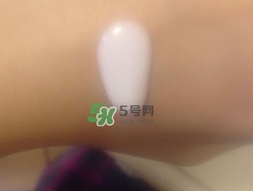 olay玉蘭油小白瓶小綠瓶哪個(gè)好？olay小白瓶小綠瓶區(qū)別