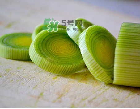 大蔥怎么切不辣眼睛？大蔥怎么做好吃
